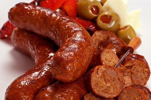 Based on the Mexican style Chorizo, this sausage is subtley different to the Spanish Chorizo as it imparts a unique Central American flavour and bite!

These sausages are not designed to be air-cured or aged but rather pan-fried or BBQed and eaten straight away.