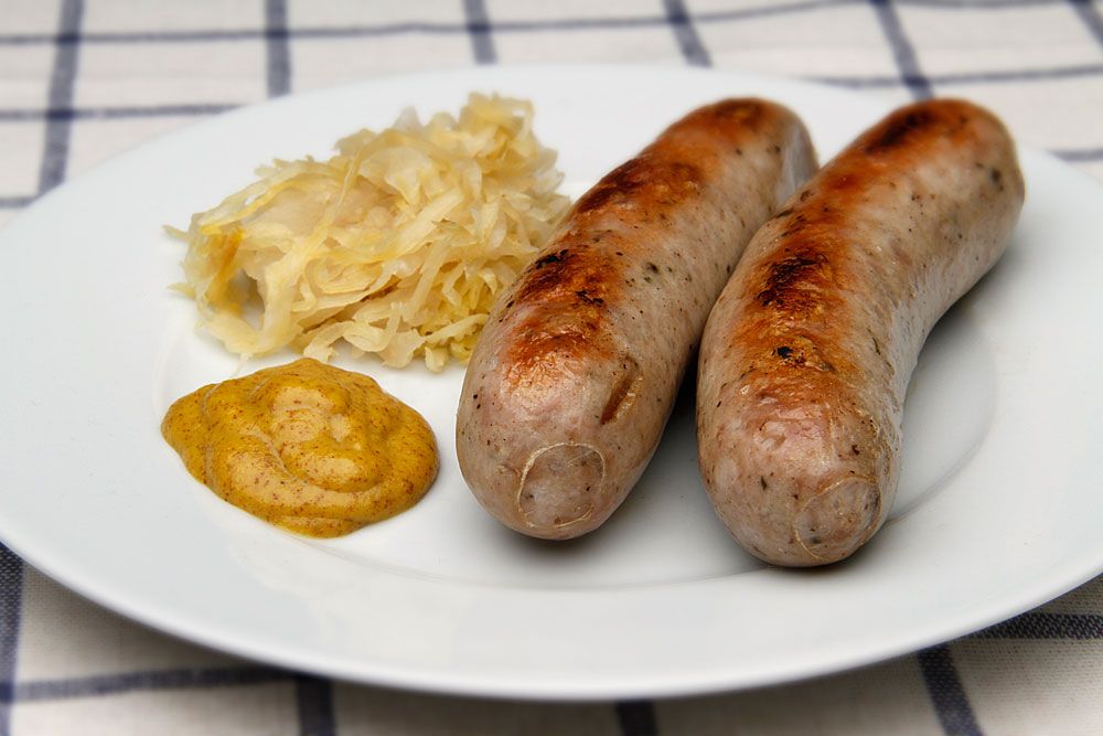 Though the brat in bratwurst described the way the sausages are made, nowadays Germans associate it with the German verb “braten”, which means to pan fry or roast.

The Bratwurst Spice Mix consists of a blend of spicesincluding salt, pepper, nutmeg and lemon zest giving these Bratwurst their delicious flavour.